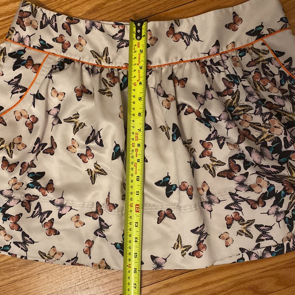 ❤️💙HOST PICK💙❤️ Ted Baker mini skirt - Ivory with butterflies. US 12 / TB4. - Picture 2 of 9